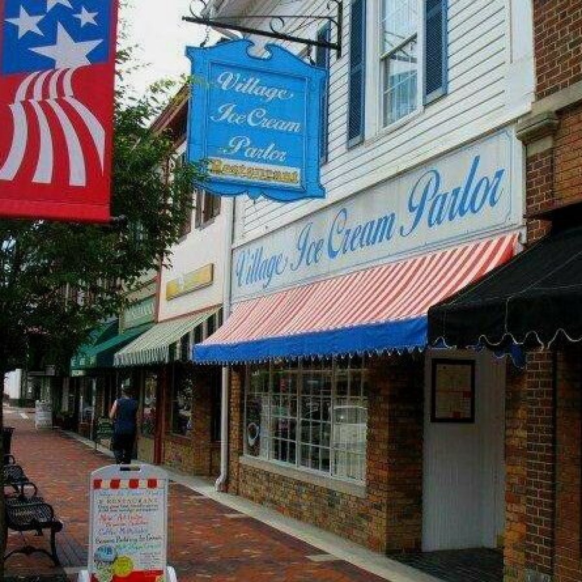 a sign on the side of a an ice cream parlor